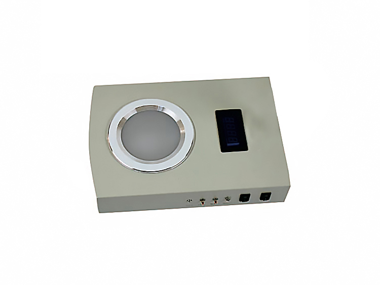 我公司生產的菌落計數(shù)器是一種數(shù)字顯示式自動細菌檢驗儀器。由計數(shù)器、探筆、計數(shù)池等部分組成，計數(shù)器采用CMOS集成電路精心設計，LED數(shù)碼管顯示，字高13mm，清晰明亮，配合探筆，計數(shù)靈敏準確。菌落對比清楚。便于觀察。